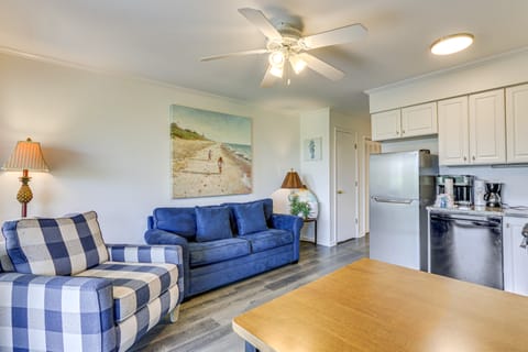 Walk to Coligny Beach! Resort Life in Hilton Head Apartment in South Forest Beach