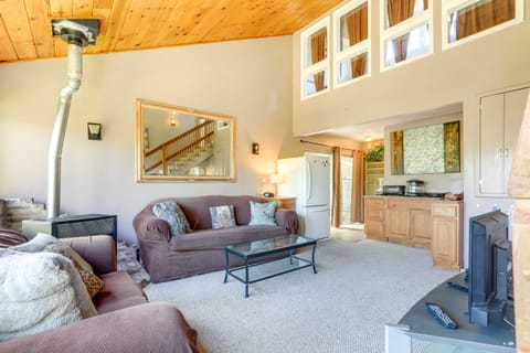 Auburn Cottage w/ Patios & Garden - 3 Mi to Town! Cottage in Auburn