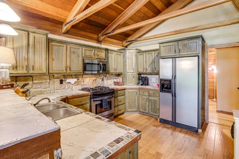 Tumbling Shoals Cabin < 1 Mi to Beaches & Boating! House in Greers Ferry Lake