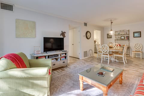 Walk to Harbour Town: Quaint Sea Pines Gem Apartment in Hilton Head Island