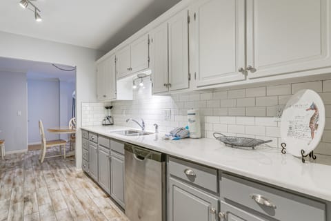 Walk to Harbour Town: Quaint Sea Pines Gem Apartment in Hilton Head Island