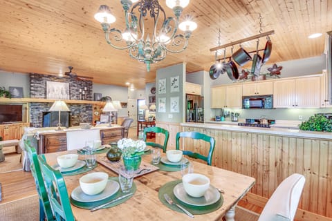 ‘Mountain Time’ Cashiers Condo w/ Deck & Views! Apartment in Lake Glenville