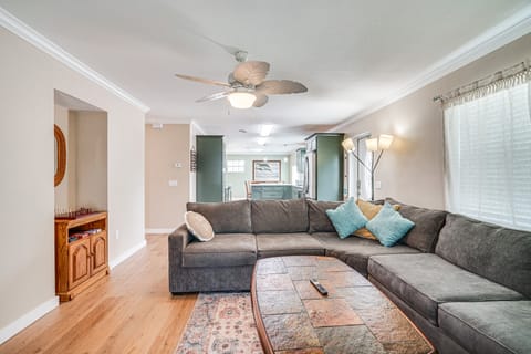 1 Block to Shore: Fort Myers Beach Retreat House in Estero Island