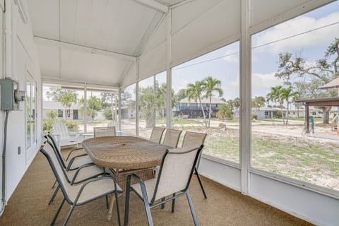 1 Block to Shore: Fort Myers Beach Retreat House in Estero Island