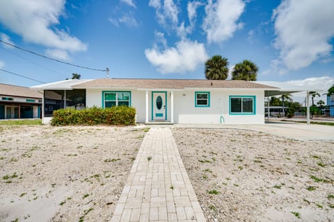 1 Block to Shore: Fort Myers Beach Retreat House in Estero Island