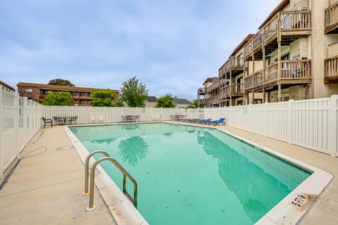 Unwind Poolside, Walk to Sand! Ocean City Condo Apartment in Ocean City