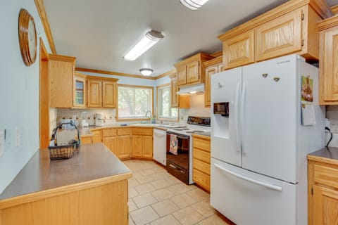 Peaceful Garden City Getaway w/ Grill & Fire Pit House in Ozark Mountains