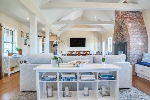 Stunning Ocean View! Beachfront Nantucket Retreat House in Nantucket