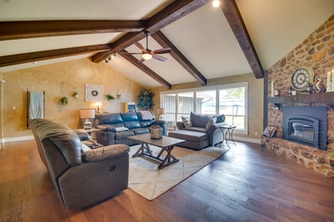 On-Site Lake Access: Group Getaway in Afton House in Ozark Mountains