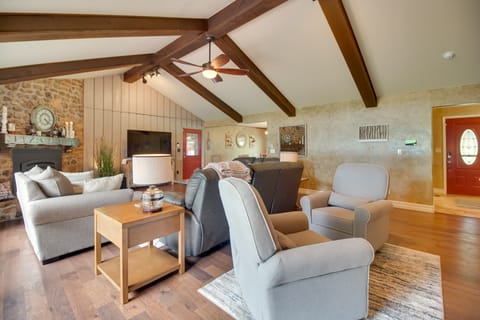 On-Site Lake Access: Group Getaway in Afton House in Ozark Mountains