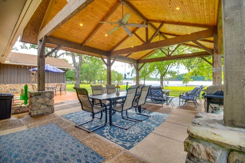 On-Site Lake Access: Group Getaway in Afton House in Ozark Mountains