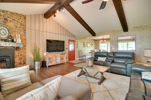 On-Site Lake Access: Group Getaway in Afton House in Ozark Mountains