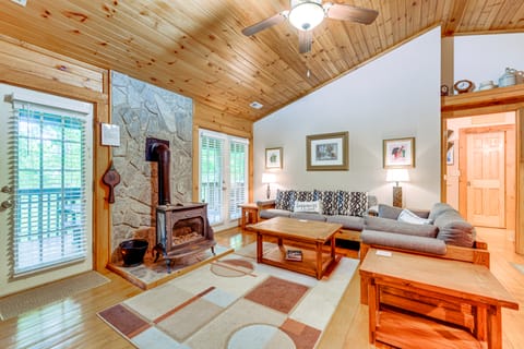 Serene Maggie Valley Retreat w/ Deck & Hot Tub! House in Maggie Valley