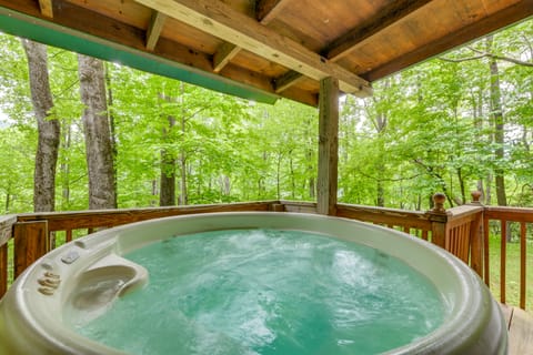 Serene Maggie Valley Retreat w/ Deck & Hot Tub! House in Maggie Valley