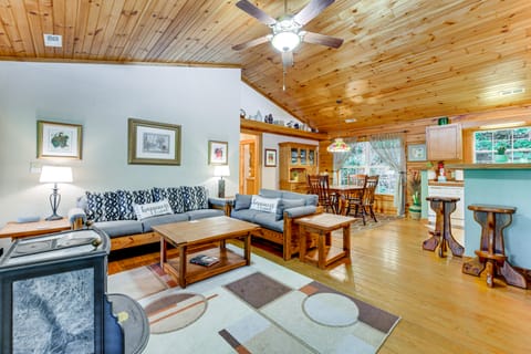 Serene Maggie Valley Retreat w/ Deck & Hot Tub! House in Maggie Valley
