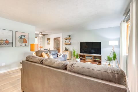 Hot Tub & Fire Pit: Holiday Island Getaway! House in Carroll County