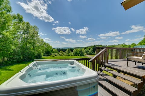 Hot Tub & Amazing Views! Family Catskills Cabin House in Capital District, NY, USA
