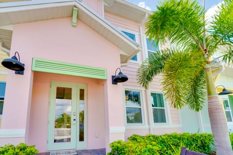 ~ 11 Mi to Disney: Bright Kissimmee Townhome! Apartment in Bay Lake