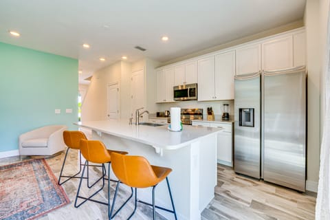 ~ 11 Mi to Disney: Bright Kissimmee Townhome! Apartment in Bay Lake