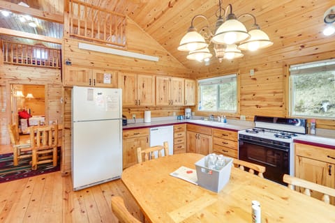 Wraparound Deck & Grill: Deadwood Cabin House in North Lawrence