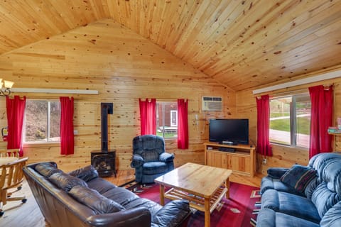 Deadwood Cabin w/ Foosball Table, Near Sanford Lab House in North Lawrence