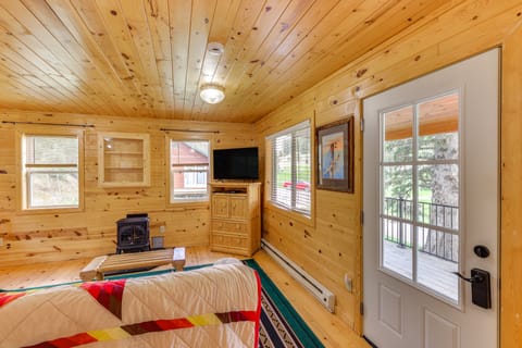 Pets Welcome: Cozy Cabin w/ Deck in Deadwood! House in North Lawrence