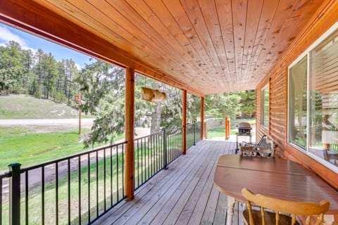 Pets Welcome: Cozy Cabin w/ Deck in Deadwood! House in North Lawrence