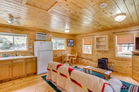 Pets Welcome: Cozy Cabin w/ Deck in Deadwood! House in North Lawrence