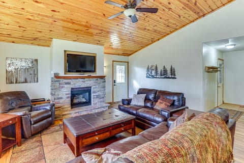 Lead Home in the Mountains w/ Hot Tub + Views! House in North Lawrence