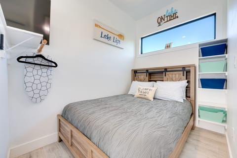 Cozy Canyon Lake Studio w/ Forest & Creek Views! Apartment in Canyon Lake