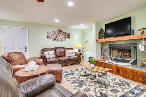 Cotter Home w/ Deck ~ 1 Mi to Big Spring Park! House in Cotter