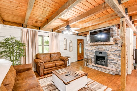 Peaceful Mt Juliet Cabin w/ Patio & Fire Pit House in Mount Juliet