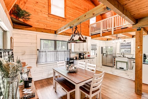 Peaceful Mt Juliet Cabin w/ Patio & Fire Pit House in Mount Juliet
