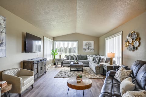 Portland Area Group Getaway: Hot Tub & Views! House in Washington