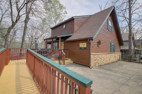 Easy-Access Pigeon Forge Cabin w/ Hot Tub! House in Pigeon Forge