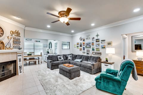 Home on Lake Granbury w/ Hot Tub: 5 Mi to Dtwn! House in Granbury