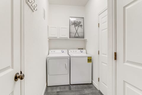 Seasonal Pool, Balcony: Quiet & Cozy Aurora Condo! Apartment in Aurora