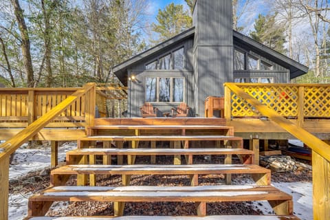 Creek Access & Deck: Family Pocono Pines Cottage Cottage in Pocono Pines
