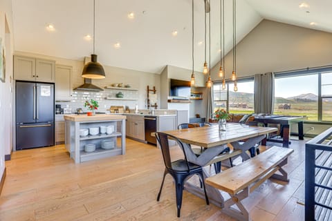 Hot Tub & Mtn Views: Townhome in Granby! Apartment in Granby