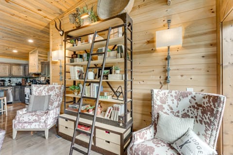 2 Decks, Grill, Hot Tub: Mountain Cabin in Murphy House in Tennessee