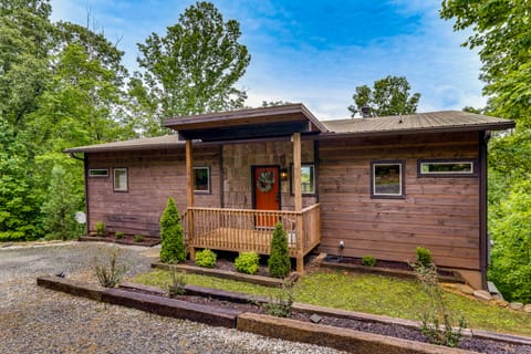 2 Decks, Grill, Hot Tub: Mountain Cabin in Murphy House in Tennessee