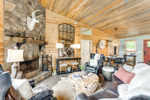 2 Decks, Grill, Hot Tub: Mountain Cabin in Murphy House in Tennessee