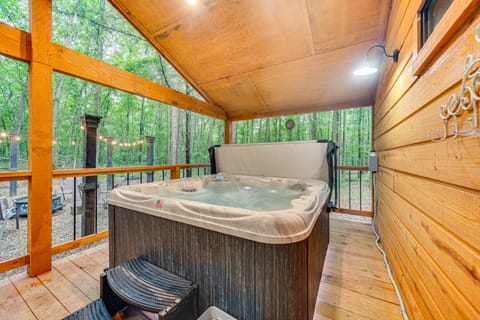 Near Choctaw Casino: Broken Bow Cabin w/ Hot Tub! House in Broken Bow