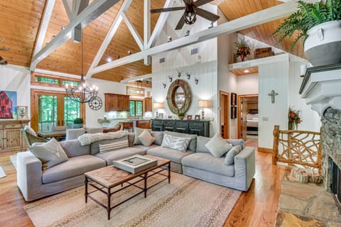 5 Mi to Cashiers! Group-Friendly Golf Getaway House in Lake Glenville