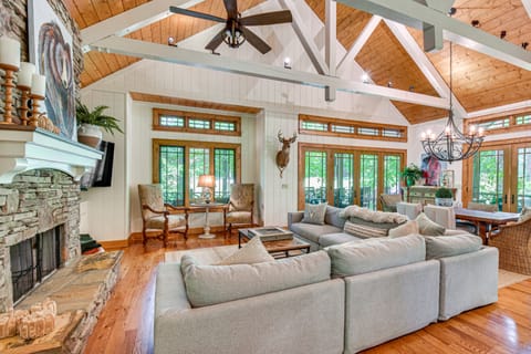 5 Mi to Cashiers! Group-Friendly Golf Getaway House in Lake Glenville