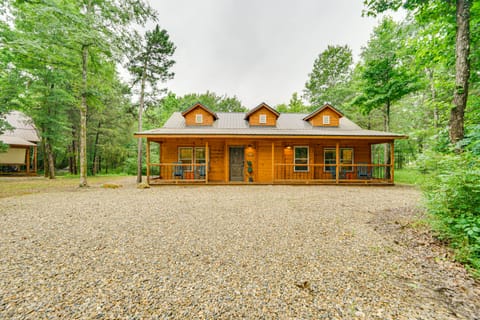 Broken Bow Cabin w/ Private Hot Tub: 14 Mi to Lake House in Broken Bow