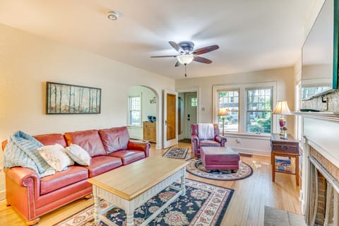 Charming Lake Mills Home Near Rock Lake & Beach House in Wisconsin