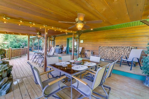 'Just a Cast Away' Cassville Cabin w/ Covered Deck House in Roaring River Township