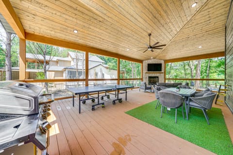 Riverfront Broken Bow Cabin w/ Private Hot Tub! House in Arkansas