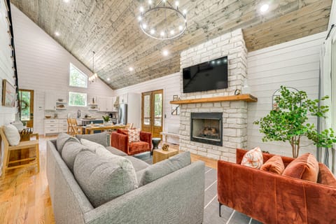 Riverfront Broken Bow Cabin w/ Private Hot Tub! House in Arkansas